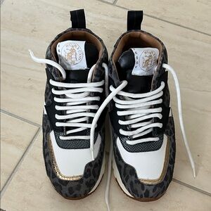 NEW Grey Leo mid sneaker by esseutesse